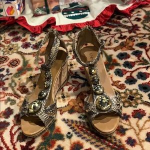 Brown faux snakeskin heels 🐍